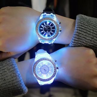 Đồng hồ phát sáng thạch anh