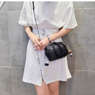 Túi xách nhỏ xinh kèm móc gấu kute