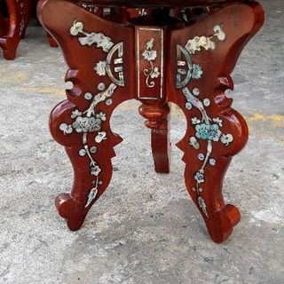 Trò Cẩn để đĩa hoa quả