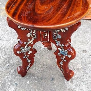 Trò Cẩn để đĩa hoa quả