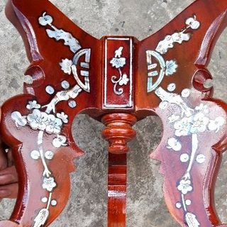 Trò Cẩn để đĩa hoa quả