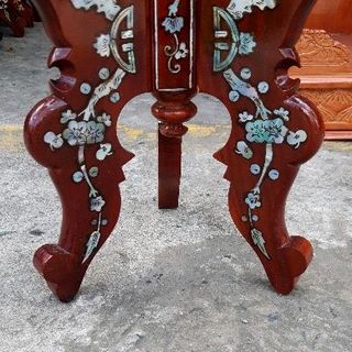 Trò Cẩn để đĩa hoa quả