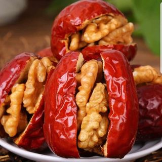 Táo đỏ kẹp óc chó
