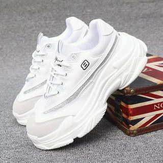 Giày số 8 siêu nhẹ