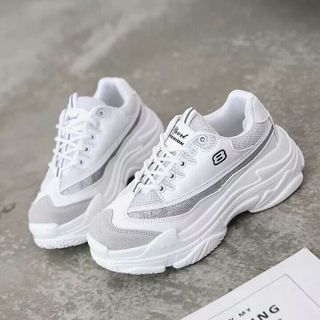 Giày số 8 siêu nhẹ