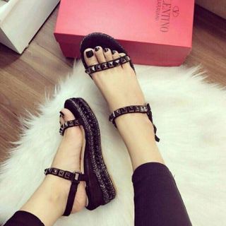 SANDAL VÀNG- ĐEN NẠM ĐINH Mang cực êm chân - HÀNG QC FULL BOX