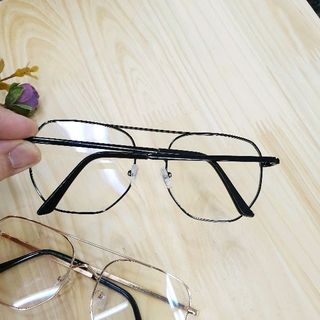 kính trắng gọng sắt