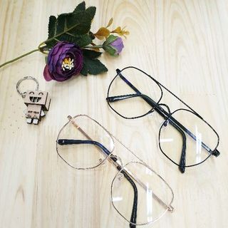 kính trắng gọng sắt