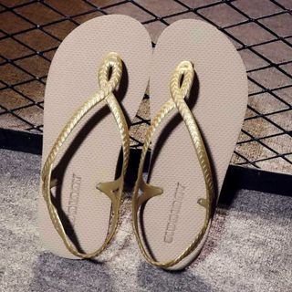 Đôi giày sandal màu sắc mới lạ dễ dàng mang đồ 412