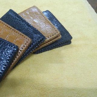 ví da bò dập vân cá sấu