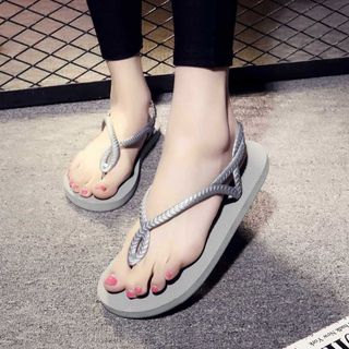 Đôi giày sandal màu sắc mới lạ dễ dàng mang đồ 412