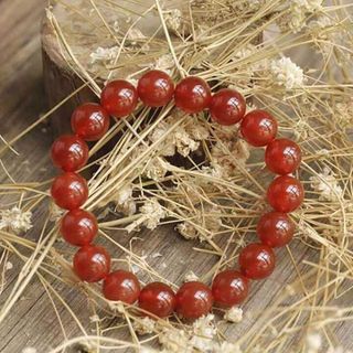 Vòng đá phong thủy mã não đỏ tươi