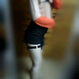 chân váy hở đùi