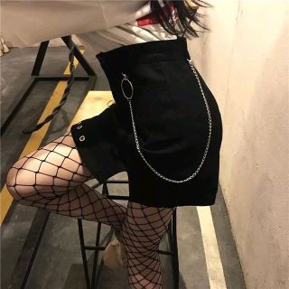 chân váy phối dây xích