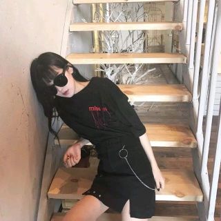 chân váy phối dây xích