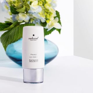 SAKURA Kem chống nắng PHYSICAL DAILY DEFENSE BẢO VỆ TỐI ĐA - ĐỐ NẮNG HẠI DA