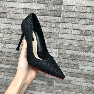 Giày bít kim tuyến đế đỏ gót đũa 9p
