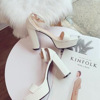 giày gót trụ