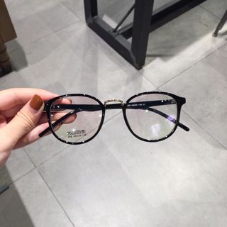 mắt kính gọng cận