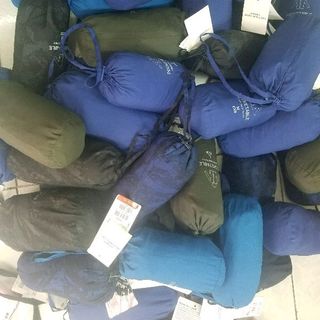Áo gió nam Uni có mũ rộng