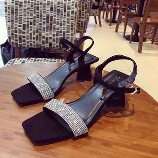 giày sandal gót vuông cách điệu
