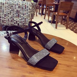 giày sandal gót vuông cách điệu