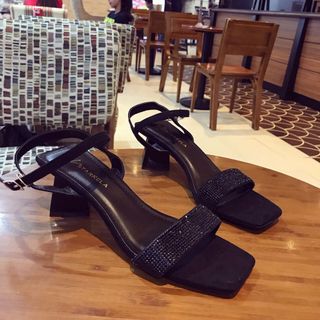 giày sandal gót vuông cách điệu