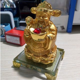 Tượng Thần Tài mạ vàng trưng bày phong thủy nhà và xe ô tô