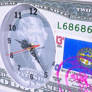 ĐỒNG HỒ TREO TƯỜNG 2 USD MAY MẮN