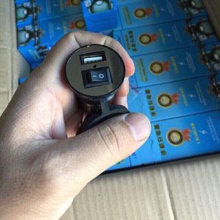 Sạc điện thoại gắn trên xe máy có công tắc