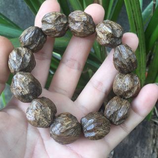 vòng tay trầm hương