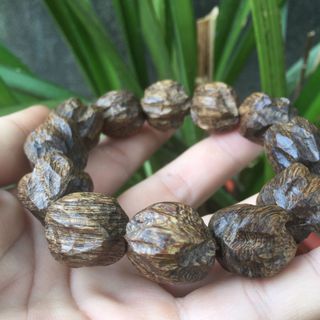 vòng tay trầm hương