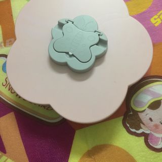 Khay đựng kẹo mứt xoay 5 cánh có giá để điện thoại