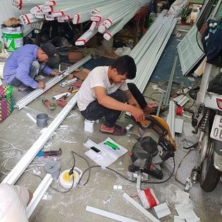 Vách ngăn nhôm kính thợ lắp vách ngăn nhôm kính
