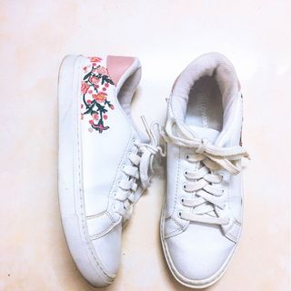 Giày sỉ lẫn lộn