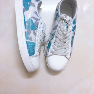 Giày sỉ lẫn lộn