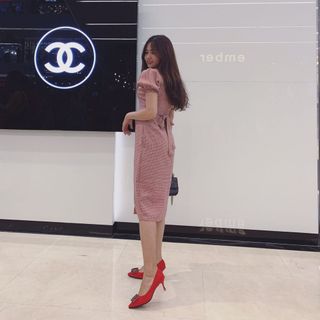 đầm caro nhuyễn nút gỗ