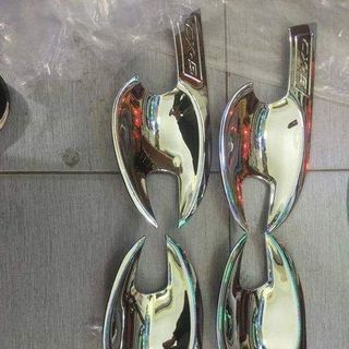 ố hõm cửa và tay nắm xe oto