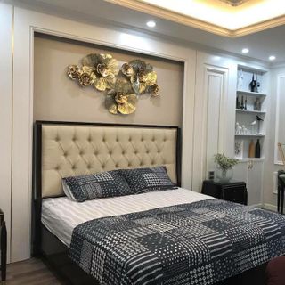 Tranh trang trí hoa mai hiện đại