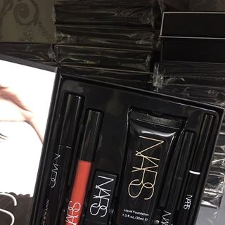 Bộ trang điểm 6 món gồm 2 son 1 mascara 1 bút vẽ 1 chì mày 1 kem nền che khuyết điểm