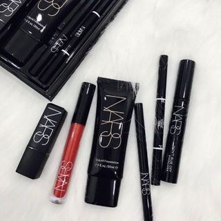 Bộ trang điểm 6 món gồm 2 son 1 mascara 1 bút vẽ 1 chì mày 1 kem nền che khuyết điểm