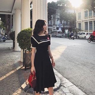đầm thêu hoa đỏ