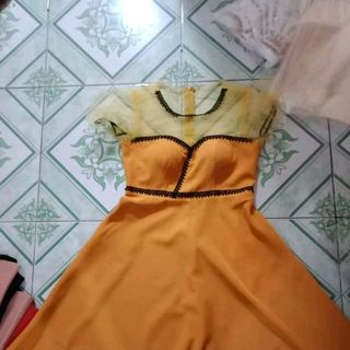 đầm body giá 135k
