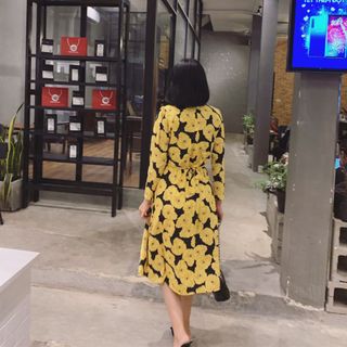 Đầm hoa vàng cột eo