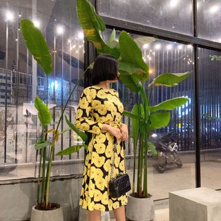 Đầm hoa vàng cột eo