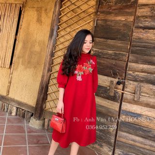 Đầm đỏ thêu hoa