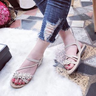 Giày sandal hoa châu