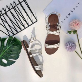 Giày sandal xẹp cá tính