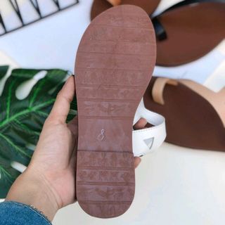 Giày sandal xẹp cá tính