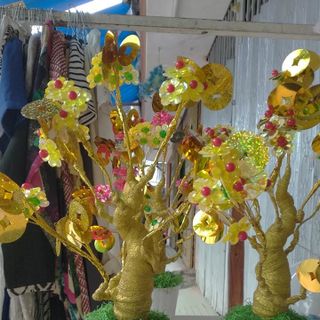 CÂY CÀNH VÀNG LÁ NGỌC CÓ ĐÈN CHẬU SỨ SIZE ĐẠI PHK HOA LÁ NGẪU NHIỆN KÈM LIỄNG ĐỎ